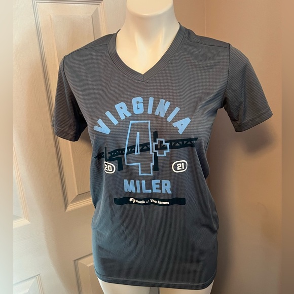 Like new Virginia 10 Miler 2021 4+ mile women’s vneck tshirt - Picture 2 of 4
